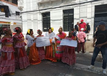 Hacedores del Carnaval de Riohacha bloquean la Alcaldía por deuda de $70 millones