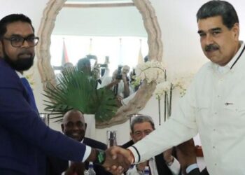 Maduro y el presidente de Guyana se comprometen a continuar conversaciones por disputa del Esequibo