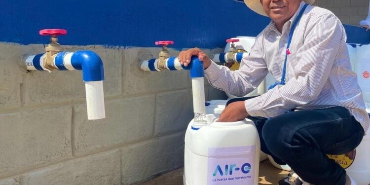 El agua fluye, clara y transparente