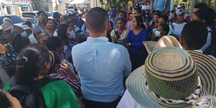 Docentes y administrativos de centros etnoeducativos se toman la Alcaldía de Riohacha