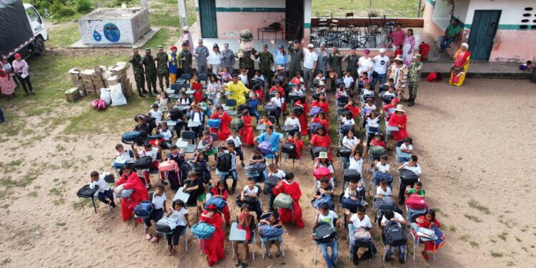 Pupitres y kits escolares llegaron a La Guajira en aeronave de la Fuerza Aeroespacial Colombiana