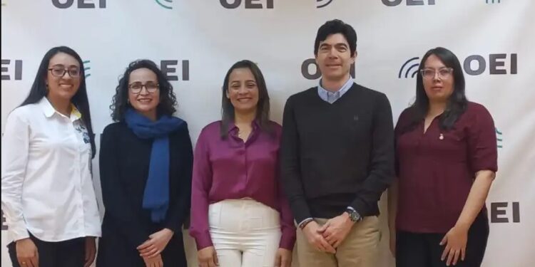 Periodista guajira participa de encuentro internacional por su propuesta de innovación en gestión y colocación de empleo