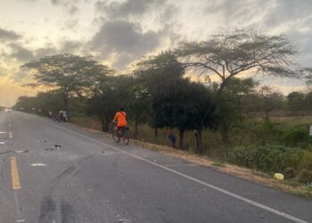 Dos personas lesionadas deja choque de volqueta y bus interdepartamental en la vía Riohacha – Maicao