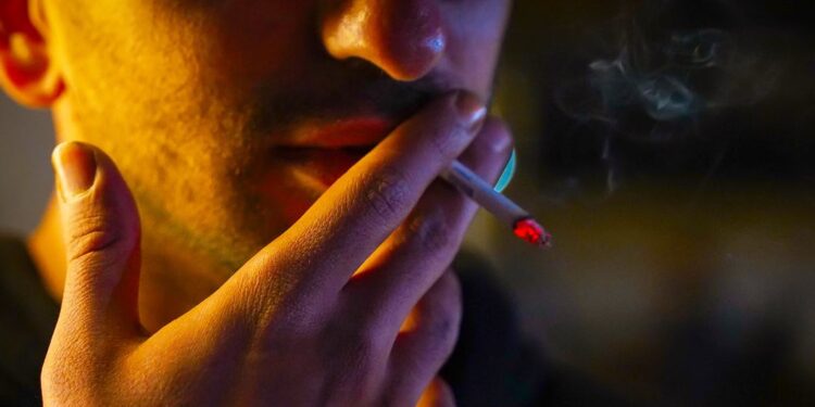 El consumo de tabaco sigue disminuyendo, pero existen 1250 millones de fumadores en el mundo