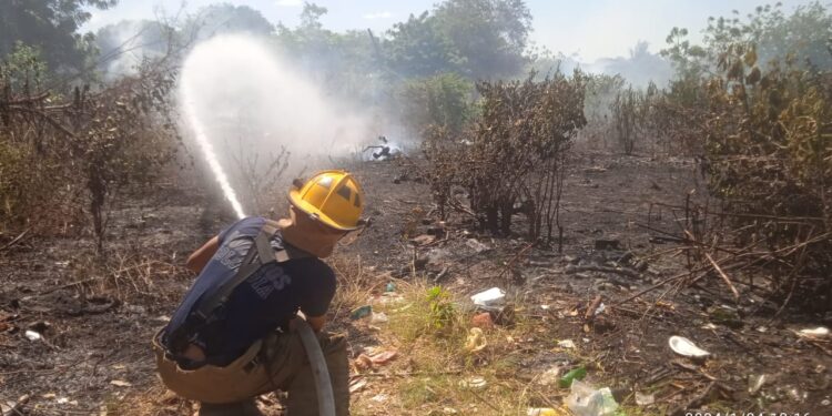 Voraz incendio en lote enmontado generó pánico entre los residentes del barrio Bocagrande de Riohacha