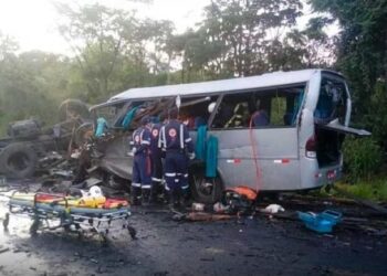 Choque entre microbús lleno de turistas y camión deja 25 muertos en carreteras de Brasil