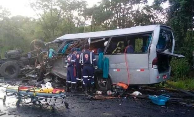 Choque entre microbús lleno de turistas y camión deja 25 muertos en carreteras de Brasil