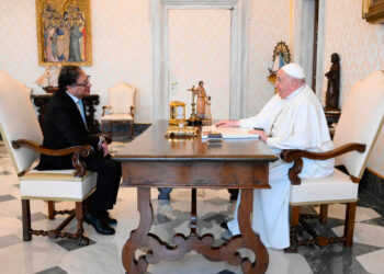Presidente Petro le pidió al Papa Francisco que el Vaticano y la iglesia  tengan  una posición más activa en la paz de Colombia