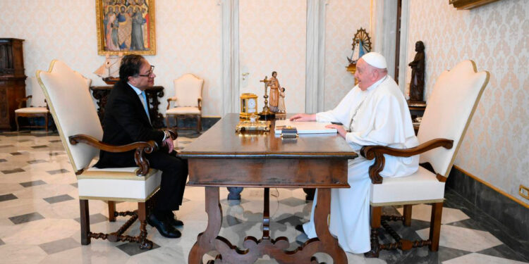 Presidente Petro le pidió al Papa Francisco que el Vaticano y la iglesia  tengan  una posición más activa en la paz de Colombia