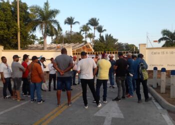 Desempleados protagonizan plantón frente a sede de Ecopetrol – Hocol en Riohacha