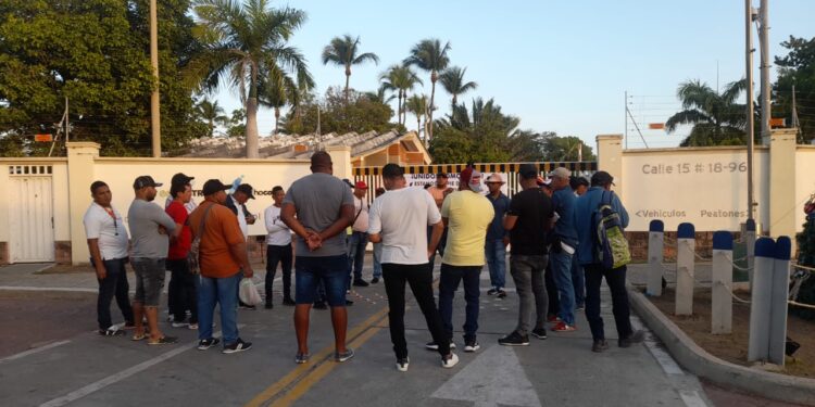 Desempleados protagonizan plantón frente a sede de Ecopetrol – Hocol en Riohacha