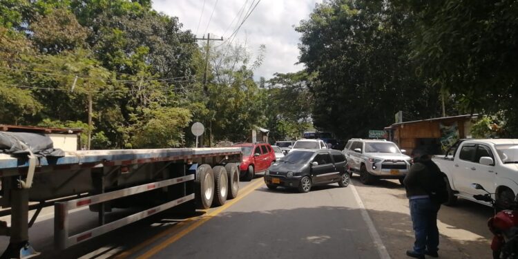 Habitantes de Palomino levantan bloqueo en la Troncal del Caribe luego de restablecierles el servicio de energía