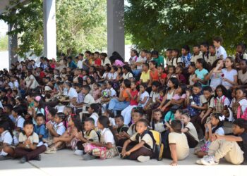 Alcalde de Barrancas dio la bienvenida a clases a estudiantes del municipio