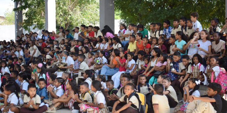 Alcalde de Barrancas dio la bienvenida a clases a estudiantes del municipio