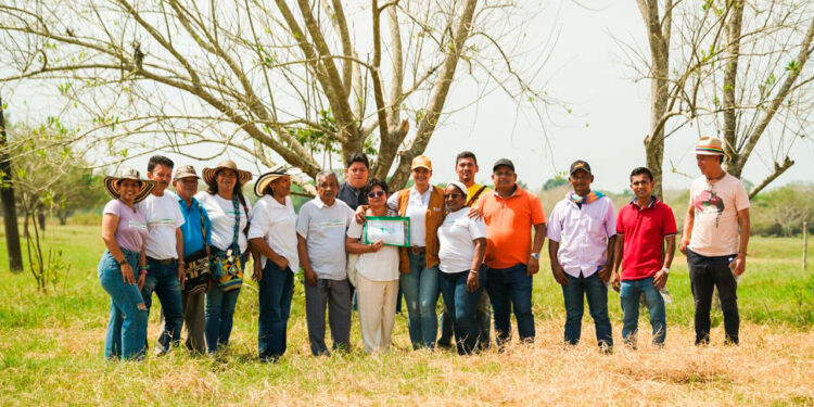 Campesinos de Córdoba reciben tierras de sociedad del Ubérrimo