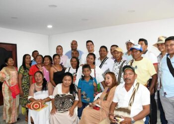 Alcalde de Barrancas se reunió con miembros del sector productivo y líderes indígenas