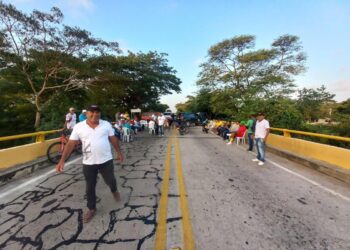 Transportadores bloquean la vía Riohacha- Maicao para protestar por la inseguridad en las carreteras de La Guajira