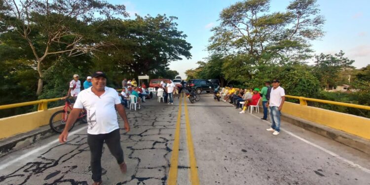 Transportadores bloquean la vía Riohacha- Maicao para protestar por la inseguridad en las carreteras de La Guajira
