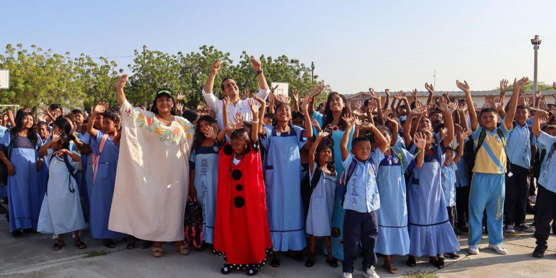 Gobernador de La Guajira abre el año escolar cumpliéndole la palabra a los niños guajiros