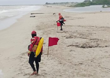 Hombre es salvado de ahogarse cuando nadaba en zona restringida de la playa de Riohacha