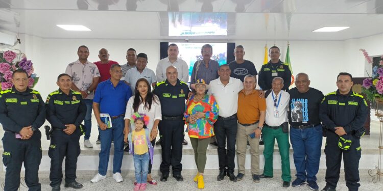 Coronel de la Policía y secretario de gobierno del Distrito agasajaron a los periodistas