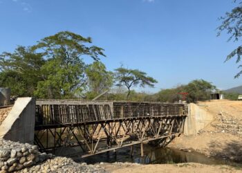 Avanzan en la reconstrucción del puente sobre el arroyo La Quebrá