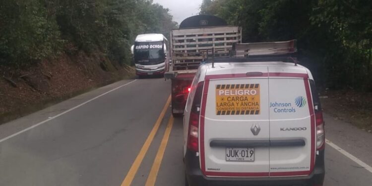 Habitantes de Palomino bloquean la Troncal del Caribe por deficiencia en el servicio de energía
