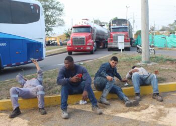 Transportadores bloquen la vía nacional en el Sur de La Guajira en protesta por las fotomultas en Fonseca