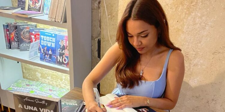 Escritora guajira Arianna Saurith Fernández lanza su novela ‘A una vida de ti’