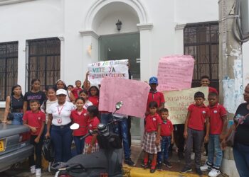 Padres y alumnos del Instituto Etnoeducativo José Choles se toman la Secretaría de Educación de Riohacha