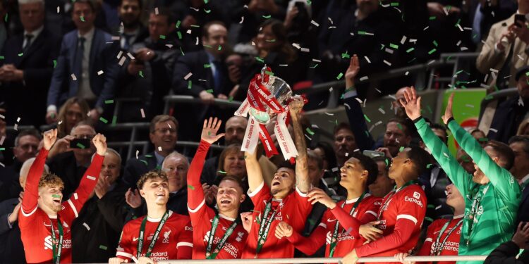 Luis Díaz llega a su cuarto título con Liverpool al coronarse campeón de la Carabao Cup
