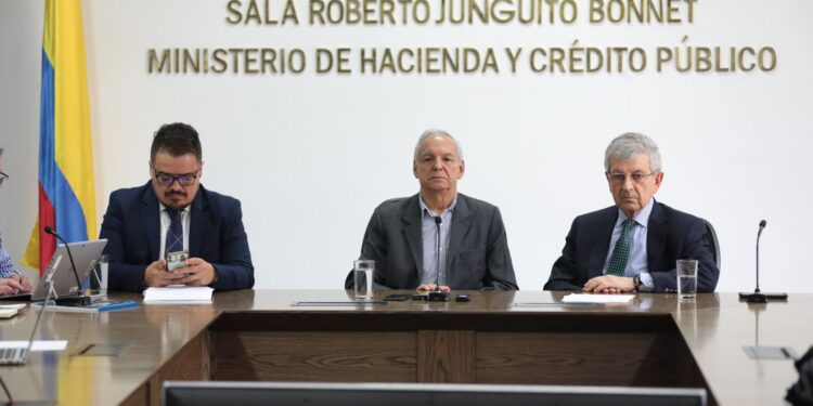 Pese a bajo crecimiento del PIB en 2023,  MinHacienda asegura que “comienza la reactivación económica”