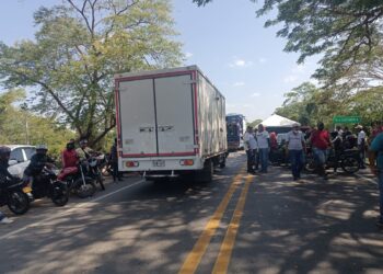 Levantan bloqueo en la vía Riohacha – Maicao para entablar diálogos entre transportadores turísticos y la Fuerza Pública  