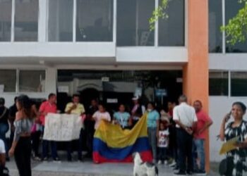 Familias de corregimientos de Fonseca realizan plantón en la Alcaldía para exigir asignación a los subsidios de vivienda rural