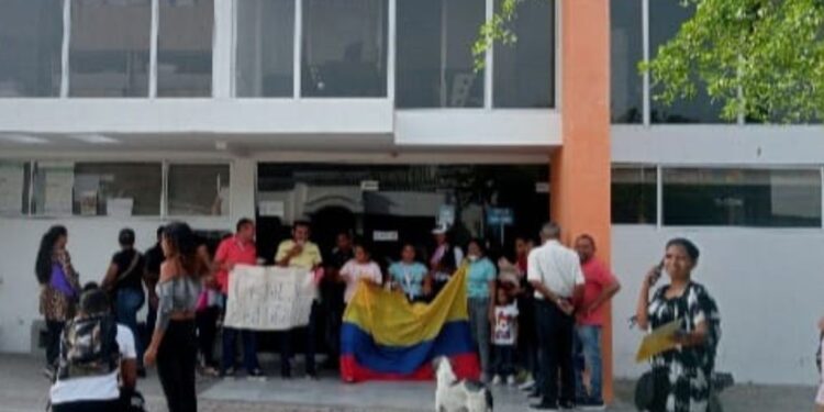 Familias de corregimientos de Fonseca realizan plantón en la Alcaldía para exigir asignación a los subsidios de vivienda rural