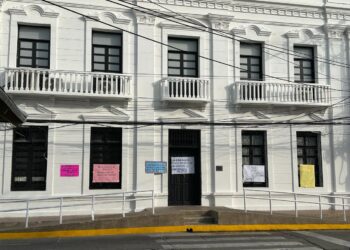 Autoridades wayuú bloquean entrada a la Alcaldía de Riohacha por incumplimiento en acuerdos para el inicio escolar