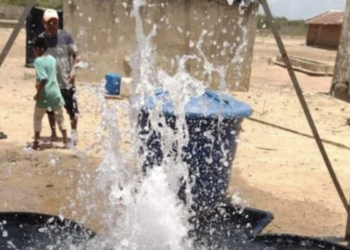 Desarrollan trabajos de provisión de agua en Uribia