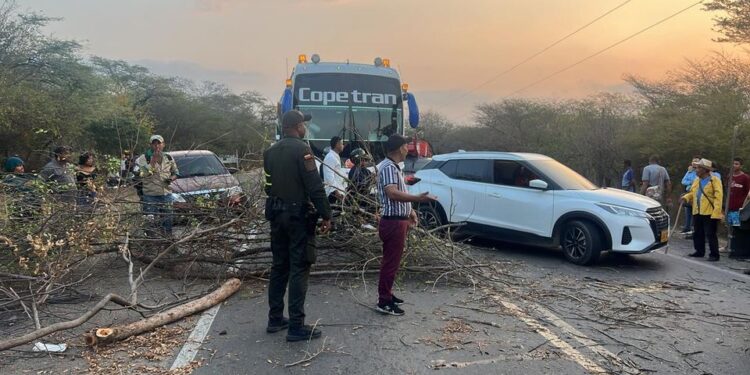 Comunidad de Manantial Grande bloquea la vía Hatonuevo – Cuestecita