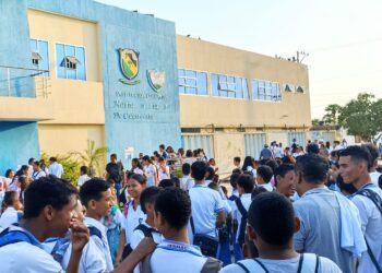 Alumnos de la I. E. de Cuestecita bloquean vía para exigir nombramiento de docentes