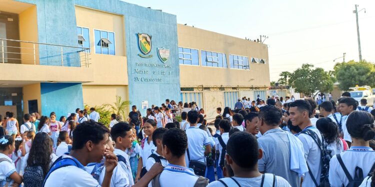 Alumnos de la I. E. de Cuestecita bloquean vía para exigir nombramiento de docentes