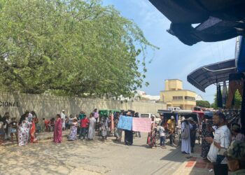 Comunidad wayúu protesta frente al comando de Policía de Uribia por malos procedimientos