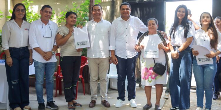 Alcaldía de Riohacha entregó a 32 familias los títulos de propiedad de su vivienda
