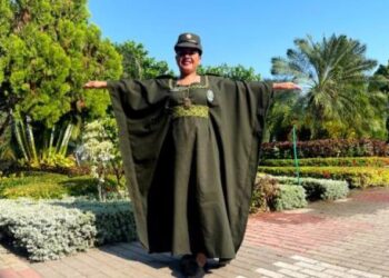 Angely, la mujer policía que siempre lleva  su manta guajira y su rostro pintado, símbolos que destacan su identidad