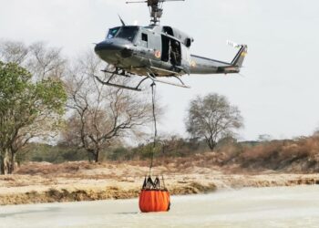 Con helicóptero bambi bucket  la FAC apoya  extinción de incendios en el Magdalena