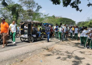 Estudiantes de la IE Jacobo Aragón bloquean la vía nacional entre Fonseca y Distracción