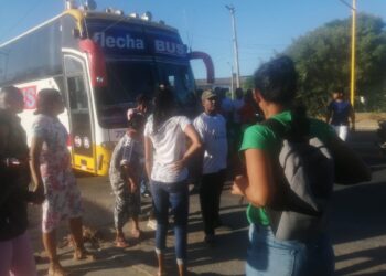 Habitantes del conjunto residencial Belén Curiel bloquean la vía en la salida Riohacha – Maicao