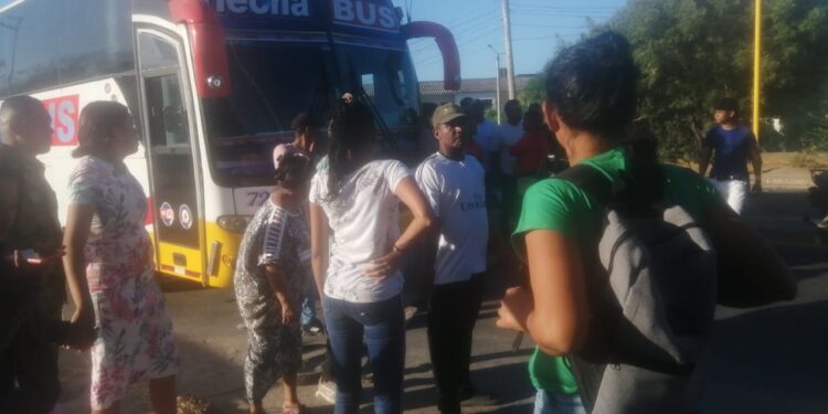 Habitantes del conjunto residencial Belén Curiel bloquean la vía en la salida Riohacha – Maicao