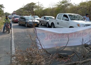 Escoltas de la empresa Vigil bloquean la vía nacional en el municipio de Barrancas