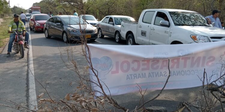 Escoltas de la empresa Vigil bloquean la vía nacional en el municipio de Barrancas