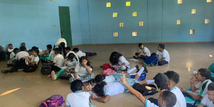En la I.E. María Doraliza exigen pupitres a la Administración Distrital  de Riohacha